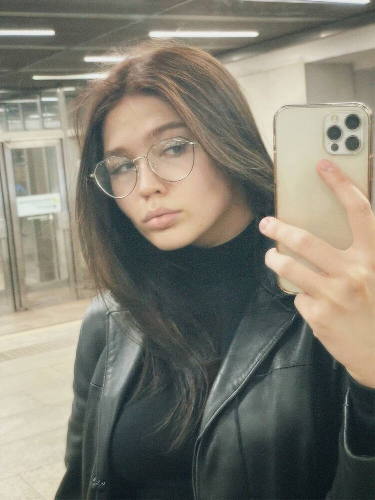  --,   Lola, 24 ,     , c , 