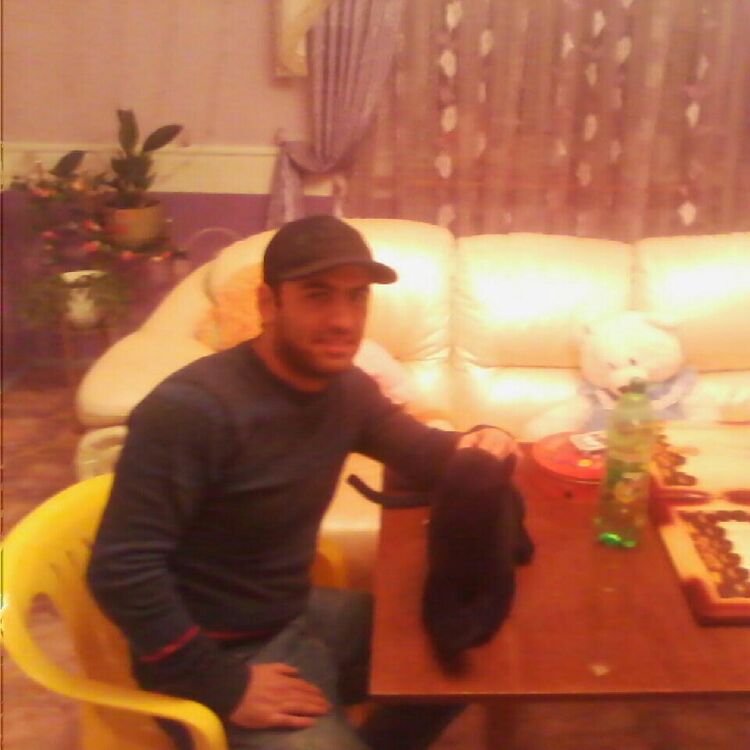  42486240  Emil, 32 ,    
