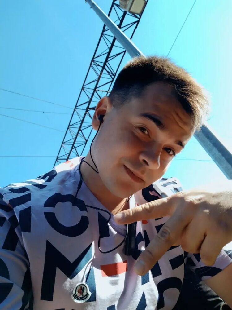  39639550  Anton, 30 ,    