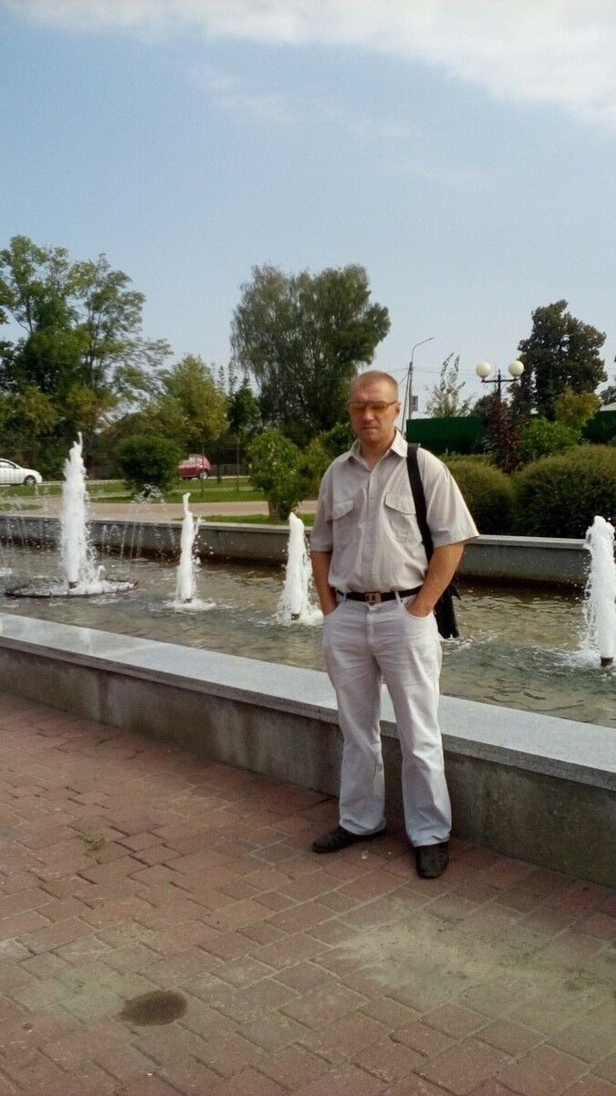  8233390  Aleksei, 46 ,    