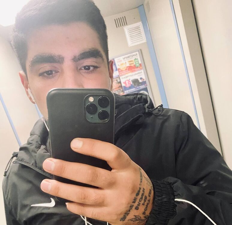  27460820  Robert, 24 ,    