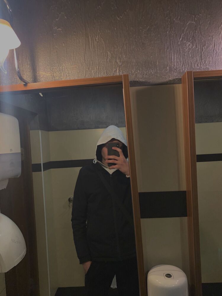  43373240  Maks, 20 ,    Praha