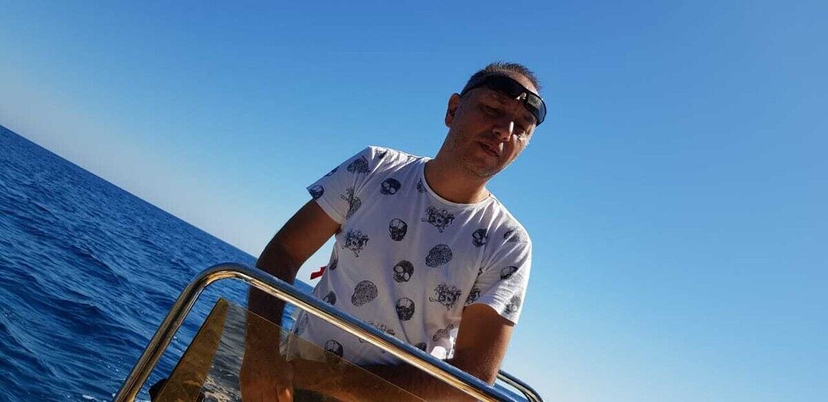  22303730  Emre, 47 ,    