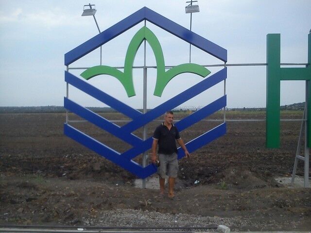 13582400  Yuriy, 52 ,    