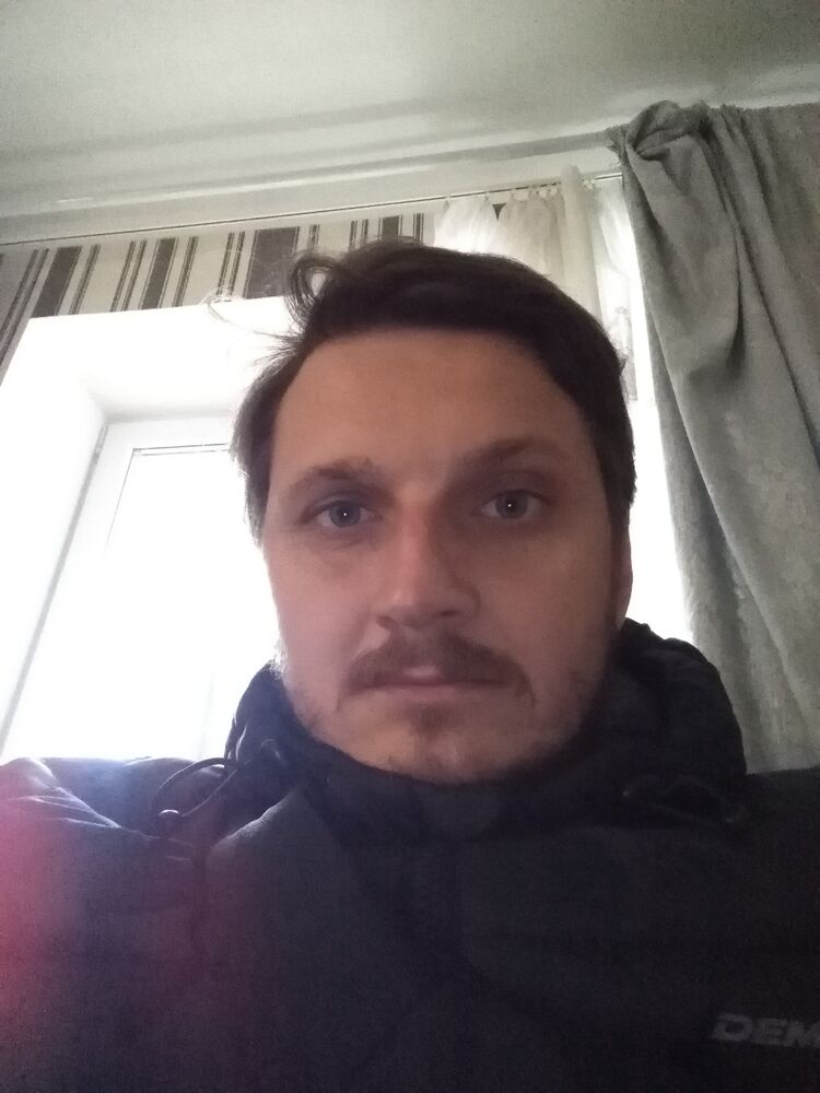  ,   Viktor, 37 ,   ,   