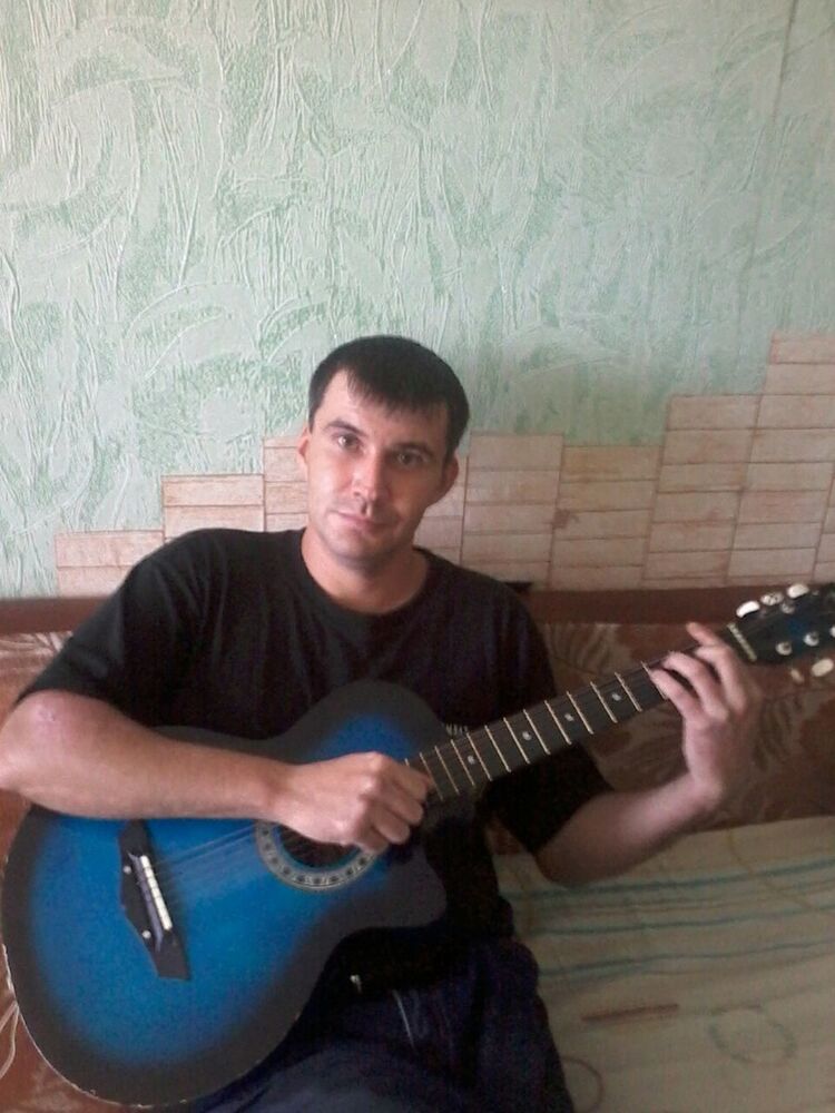  15305700  Mikhail, 44 ,    