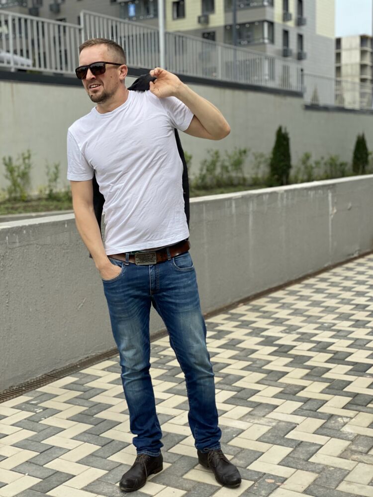  49400240  Stanislav, 38 ,    