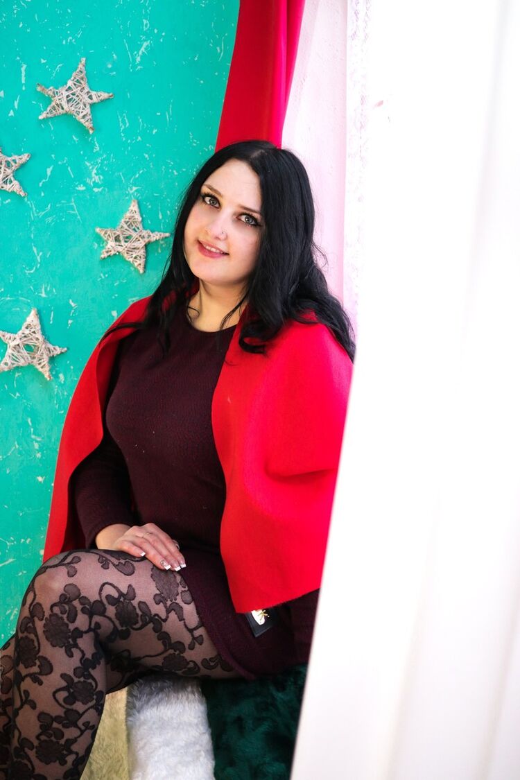  ,   Elena, 32 ,  
