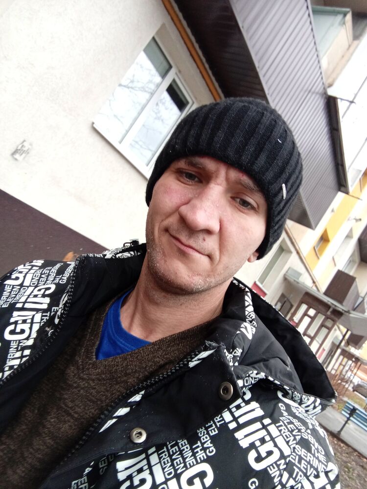  40680910  Mikhail, 35 ,    