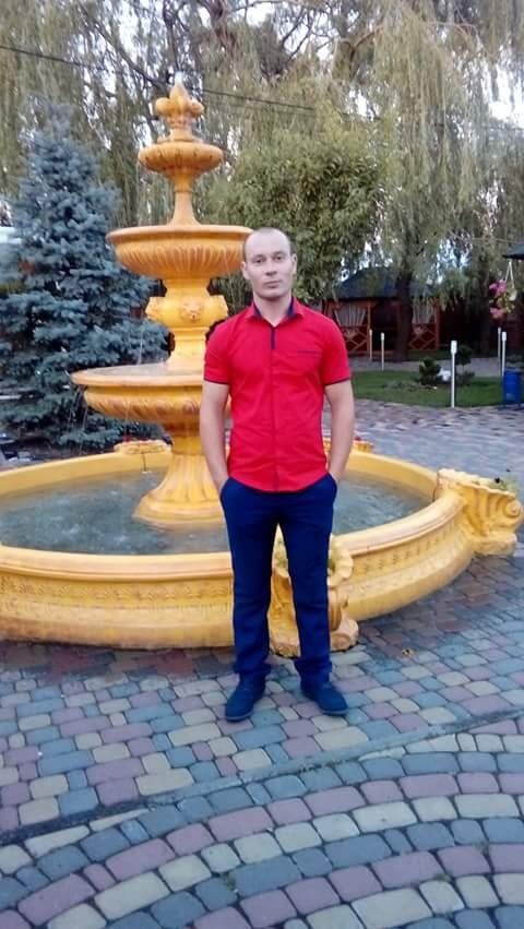  ,   Valentin, 32 ,  