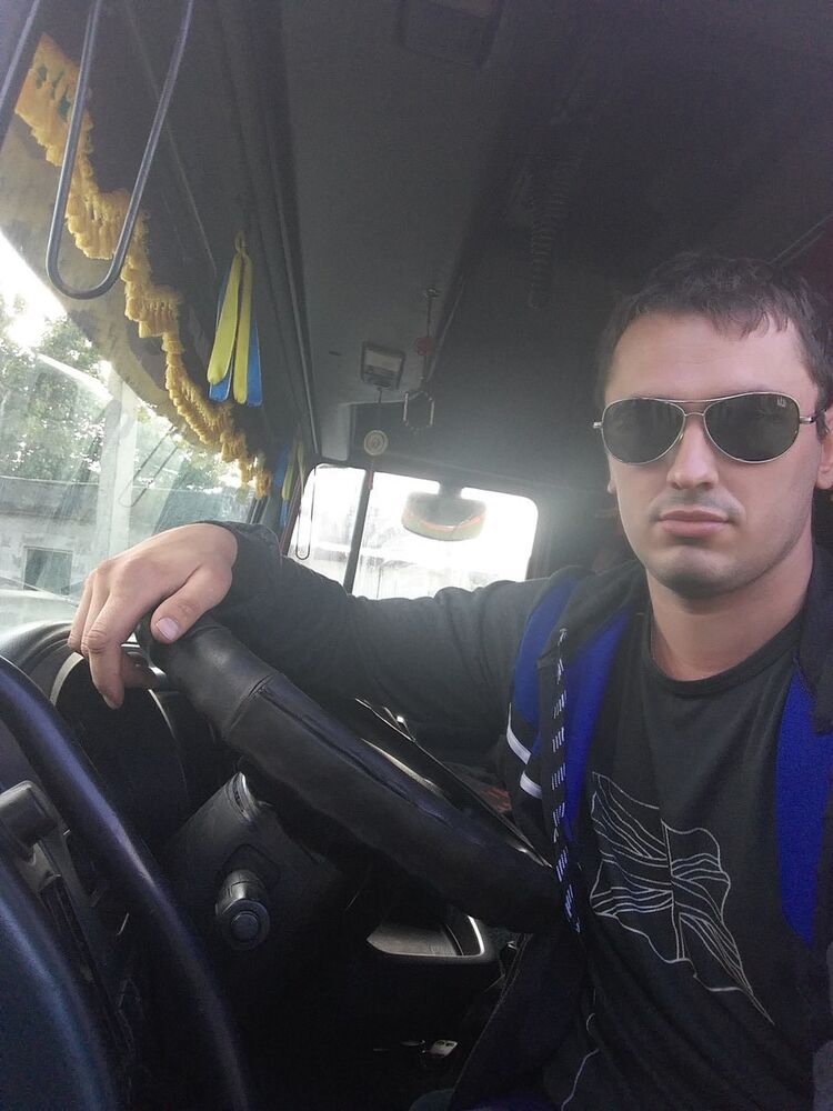 12406300  Viktor, 32 ,    