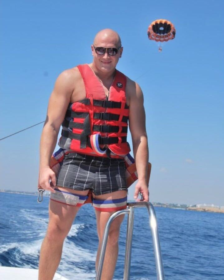  11472440  Artur, 42 ,    