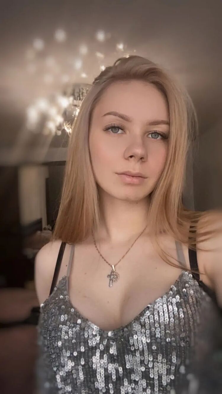  39585820  Alina, 22 ,    