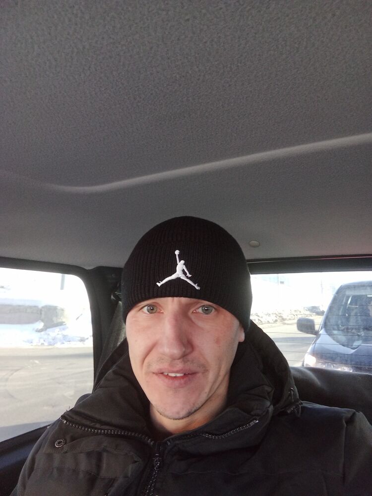  46955330  Viktor, 35 ,    