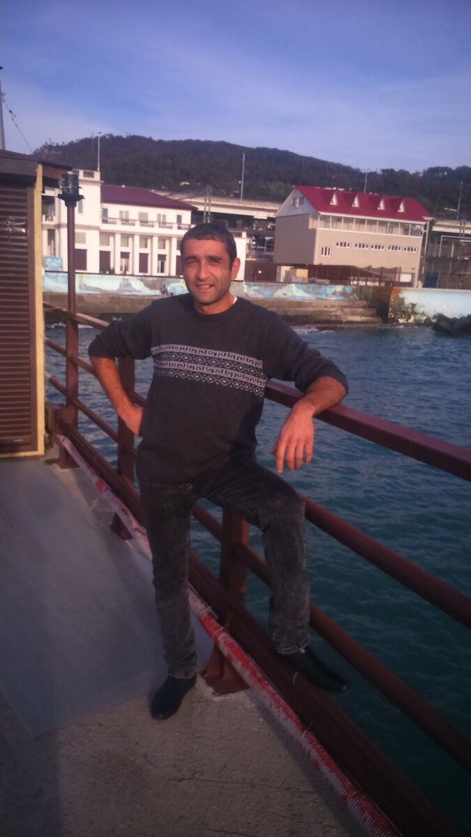  10749200  Artur, 39 ,    