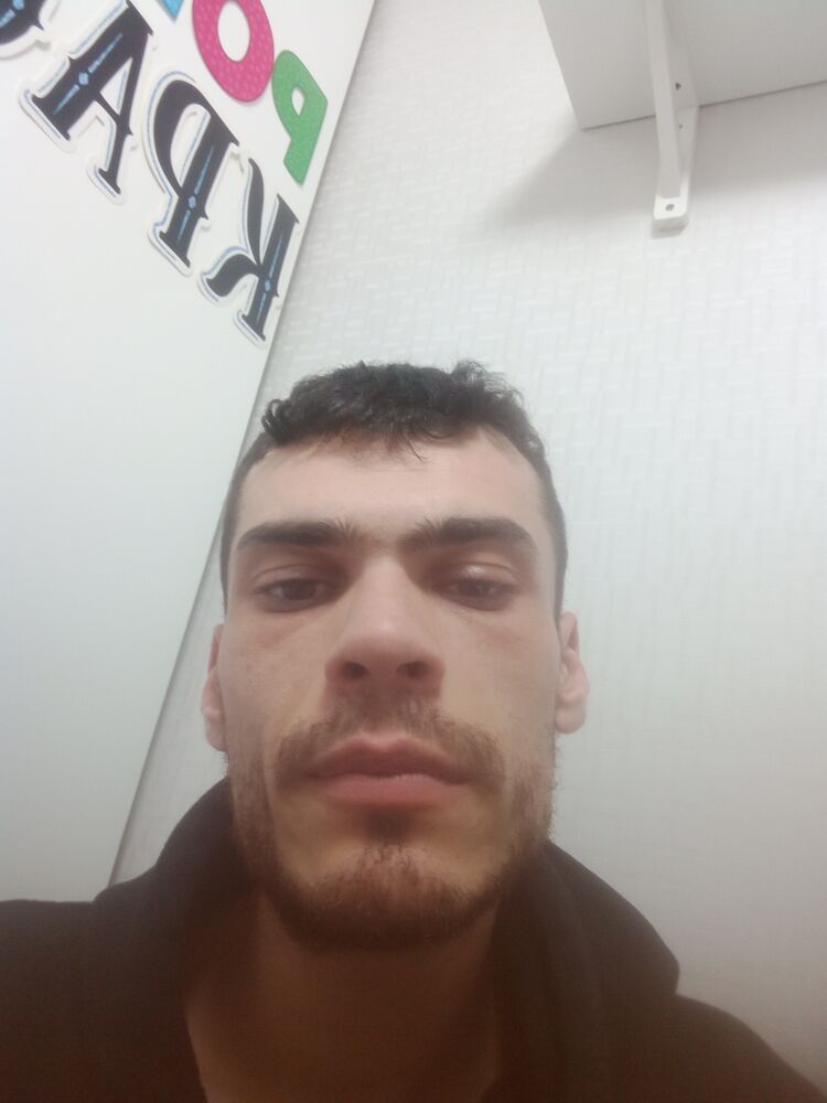  41436260  Robert, 28 ,    