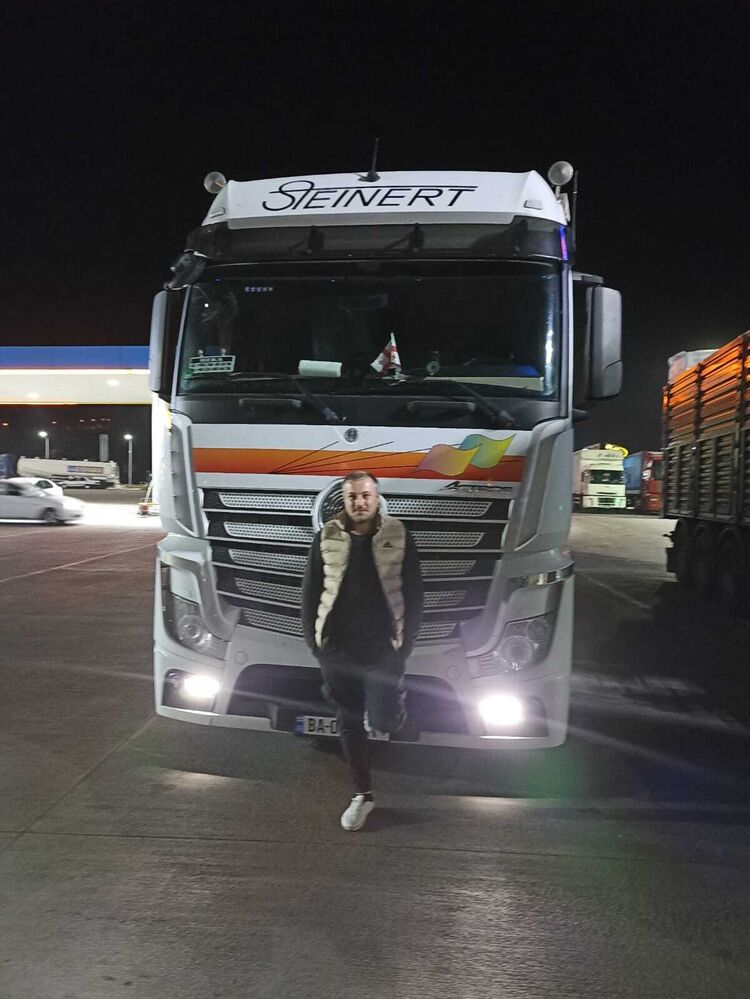  ,   Beka, 32 ,   ,   