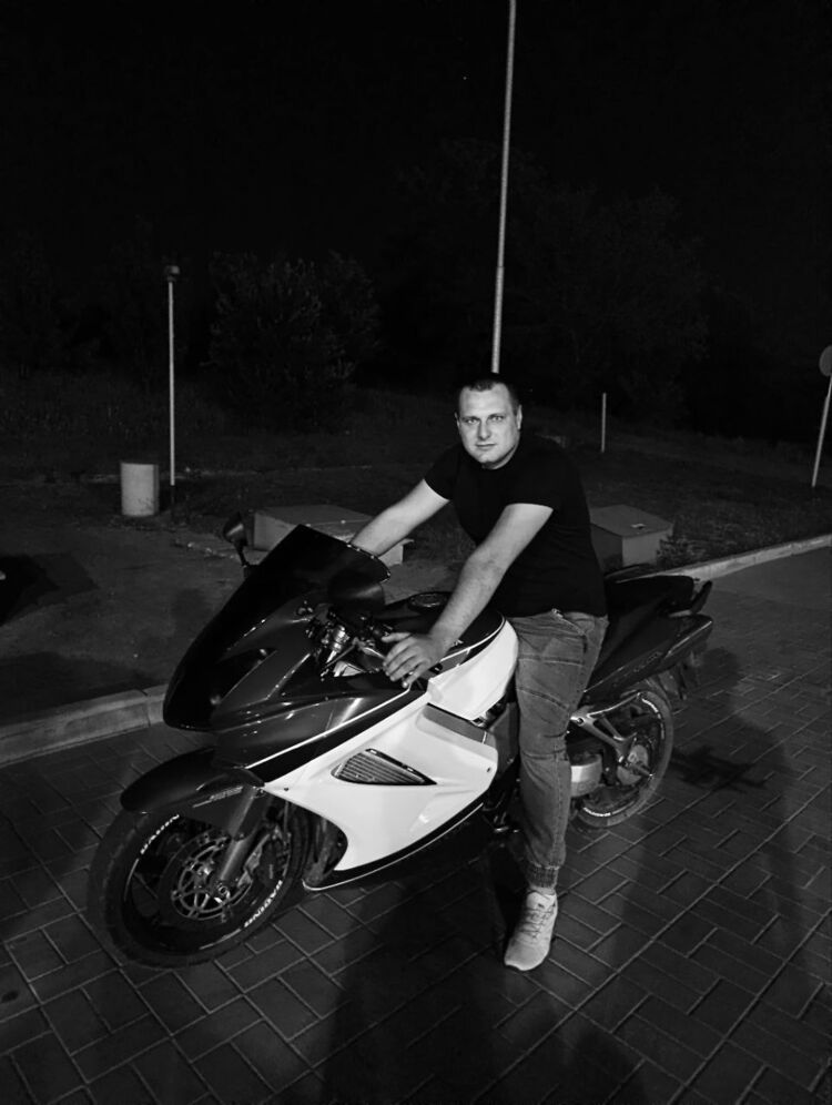  52055700  Viktor, 29 ,     