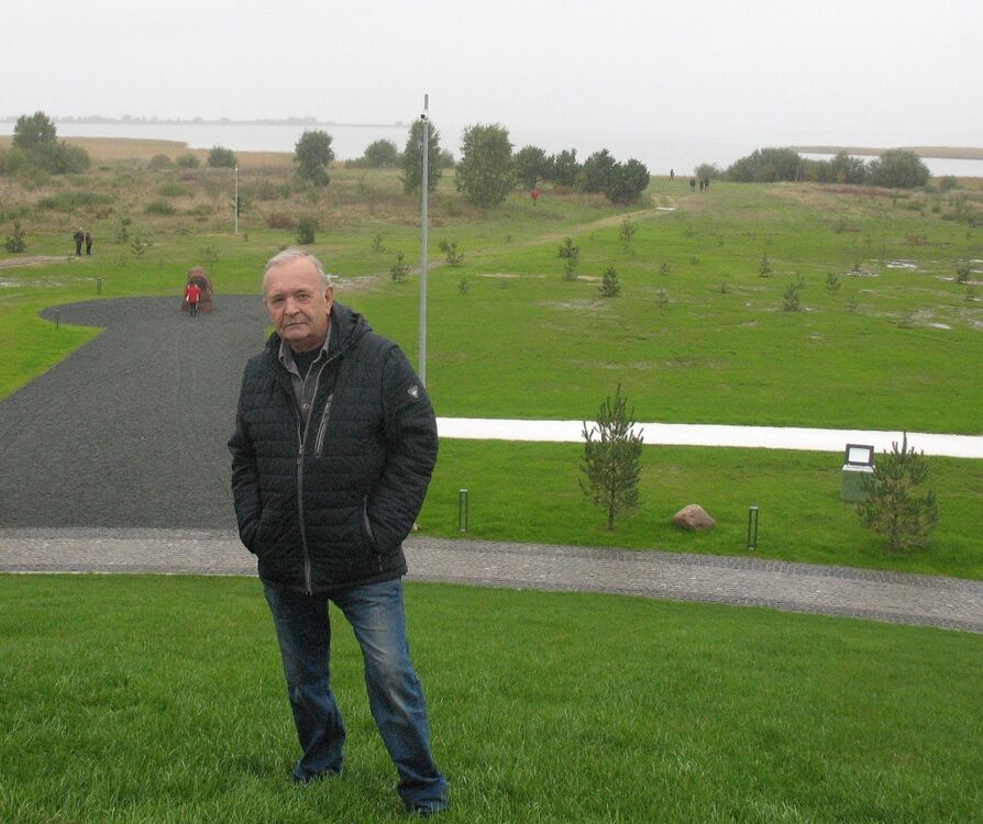  54737620  Yury, 66 ,     