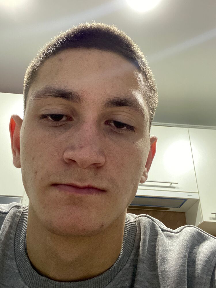  37028140  Stas, 21 ,    