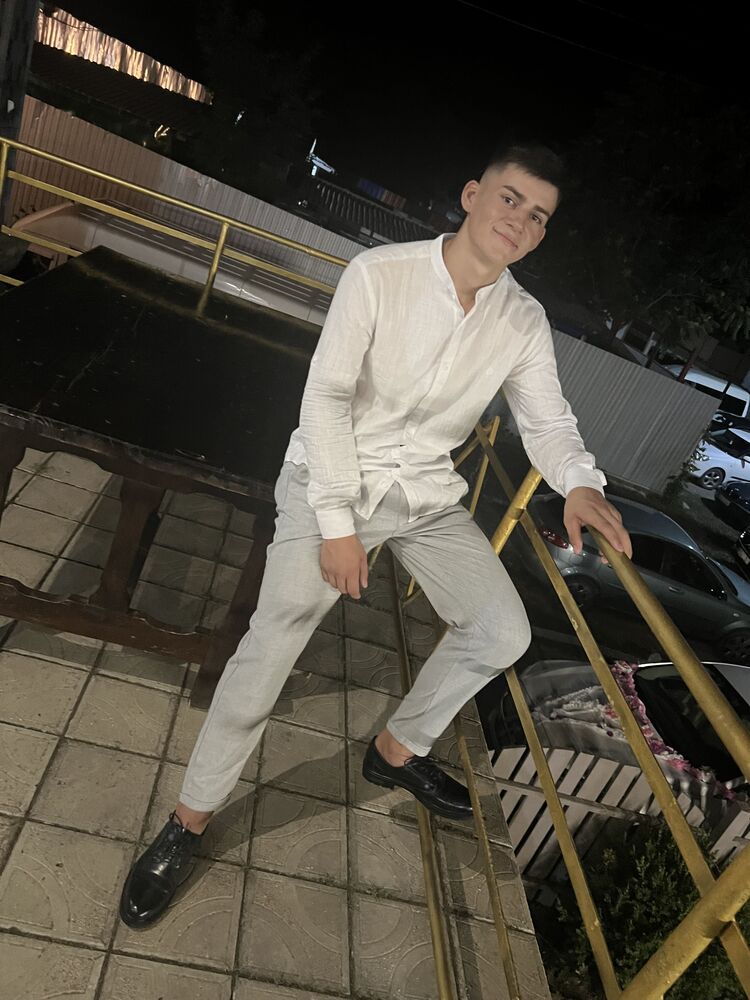  46028050  Andrei, 20 ,    Praha