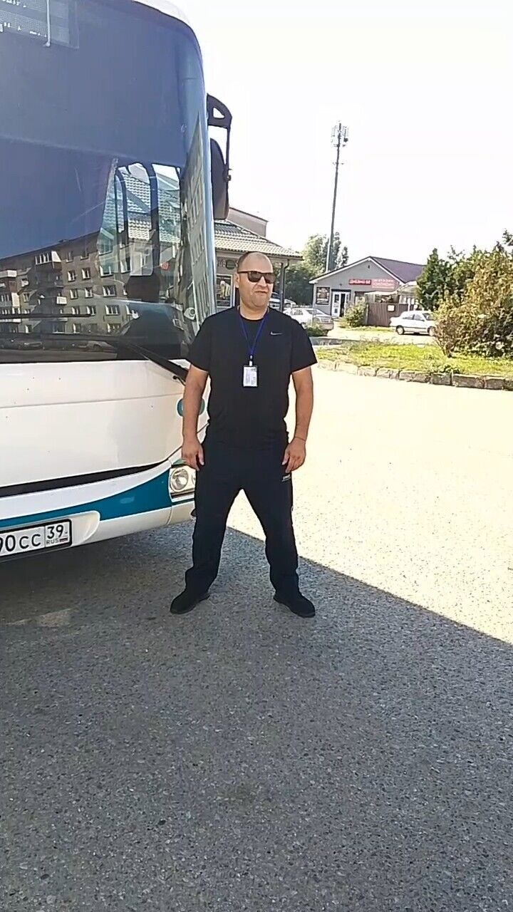  51410570  VIKTOR, 37 ,    
