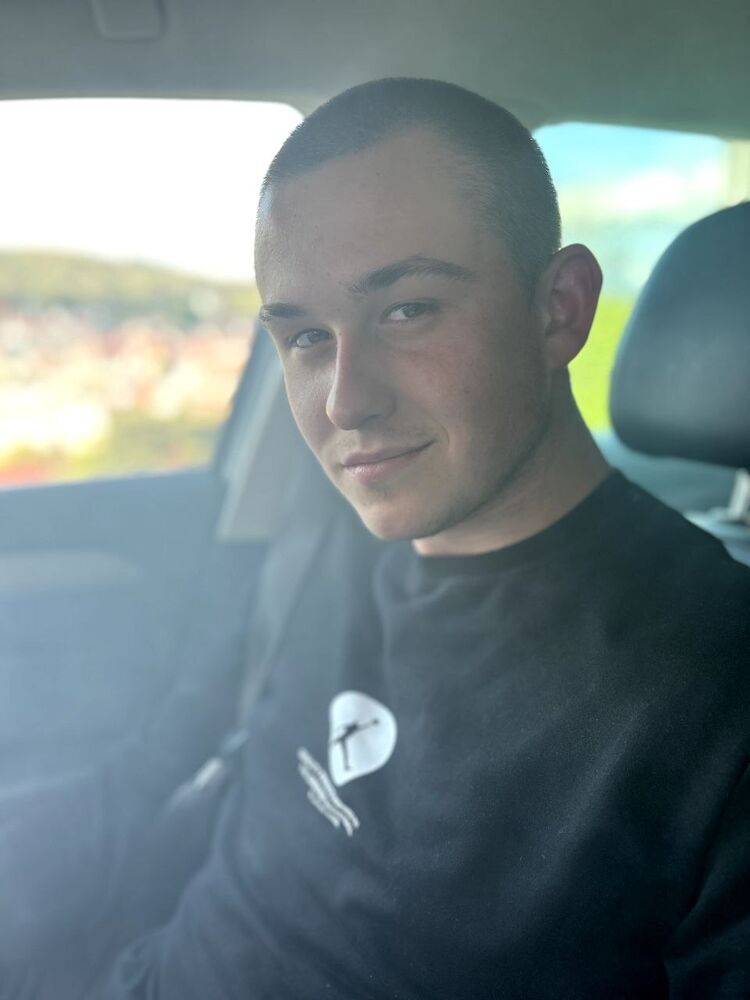  42943940  Aleksei, 20 ,    