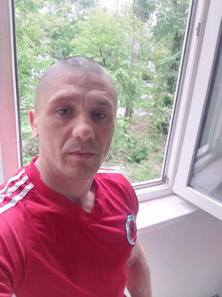  24136360  Ghena, 41 ,    