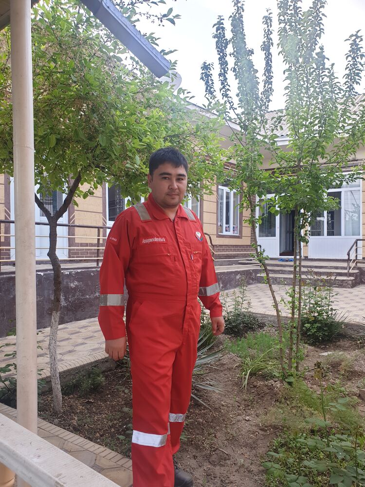  26042390  Ahrorbek, 39 ,    