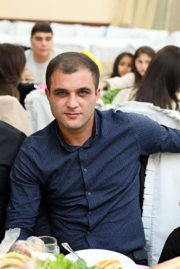  52958670  Armen, 30 ,    