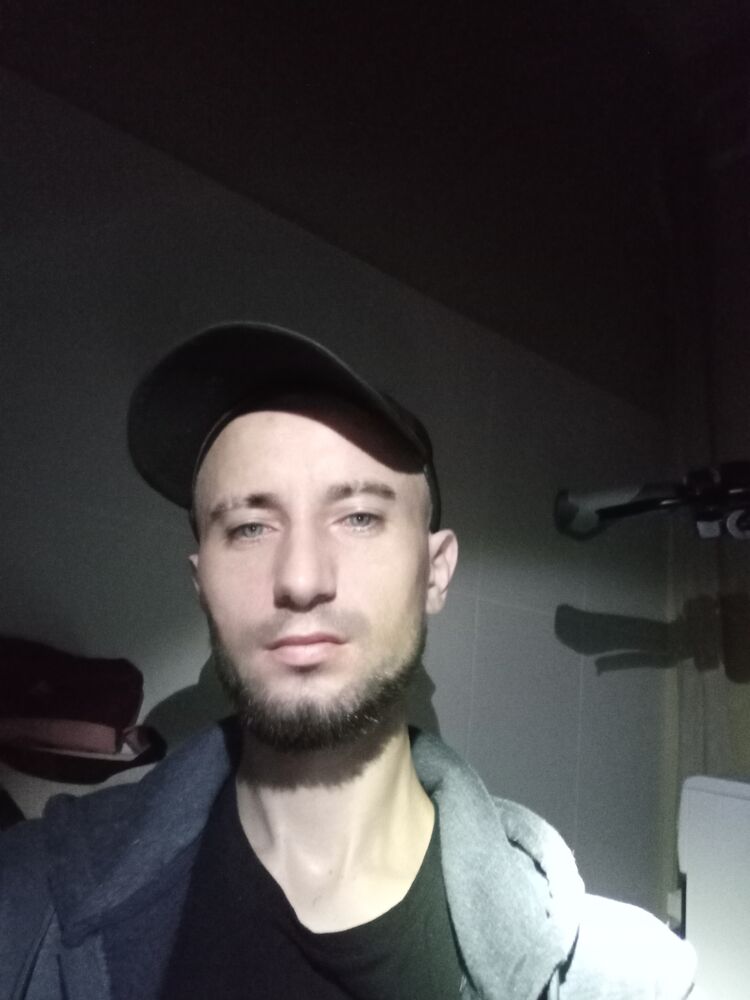  27317800  Artem, 39 ,    