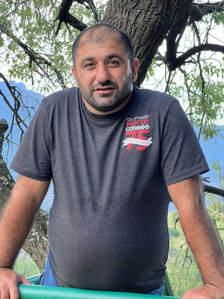  47572700  Hayk, 36 ,    