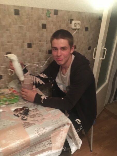  34680450  Viktor, 22 ,    
