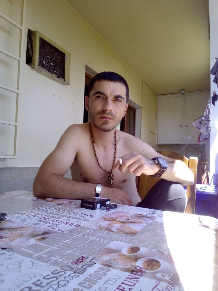  49268770  Hayk, 35 ,    