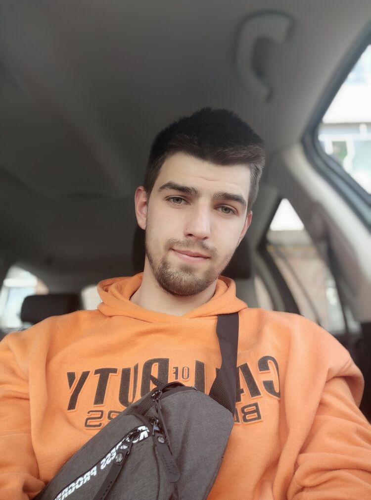  19922240  Pavlo, 27 ,    