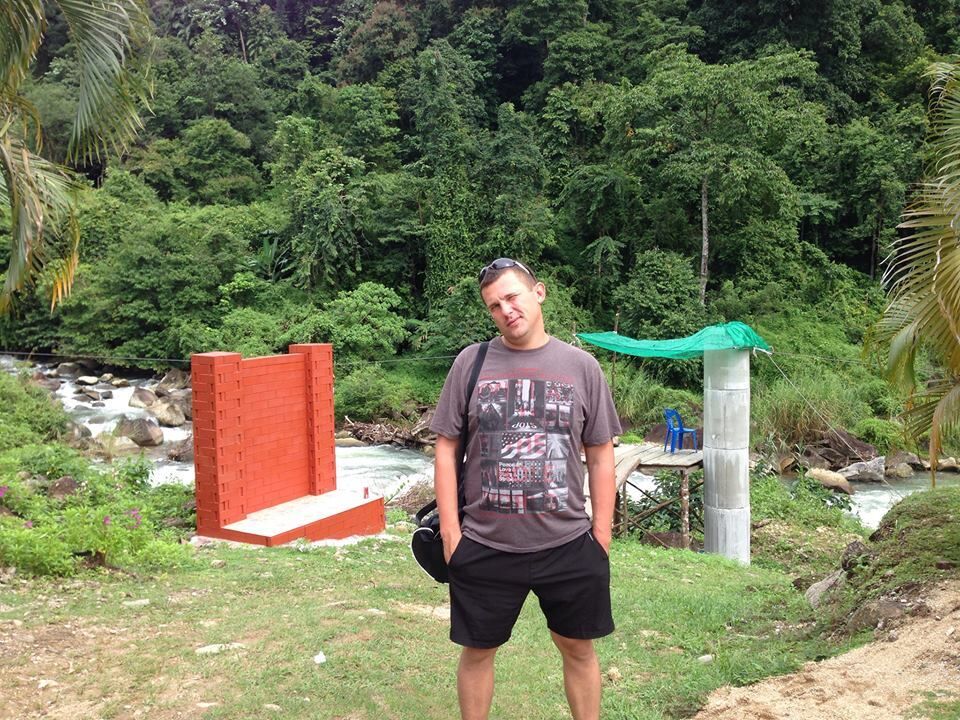  53976480  Denis, 44 ,    