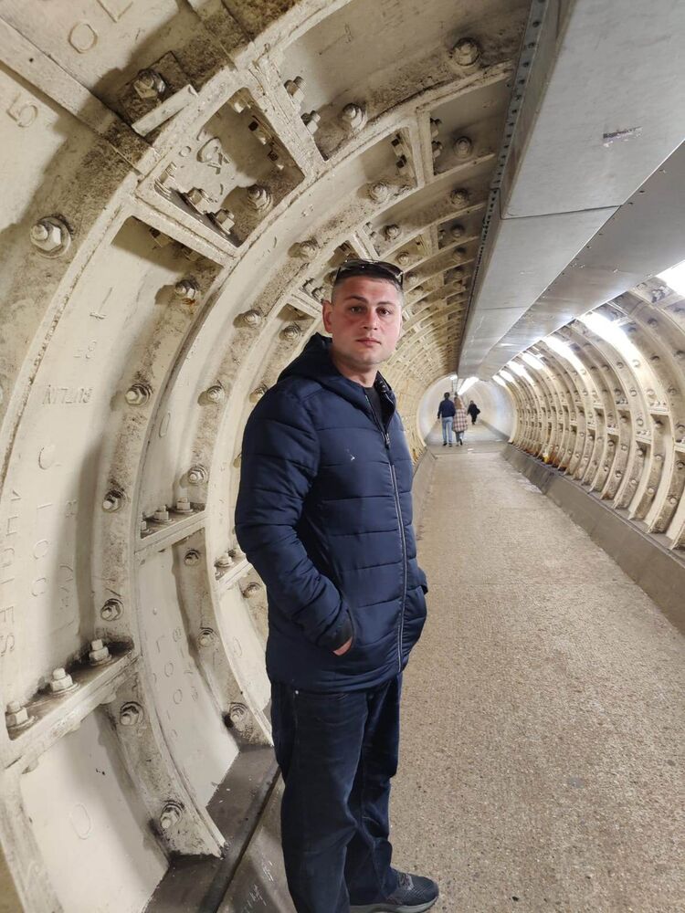  34516310  Irakli, 36 ,    