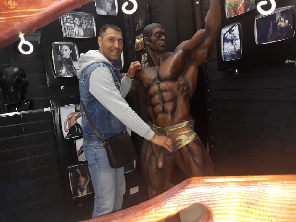  18406100  Alex, 45 ,    