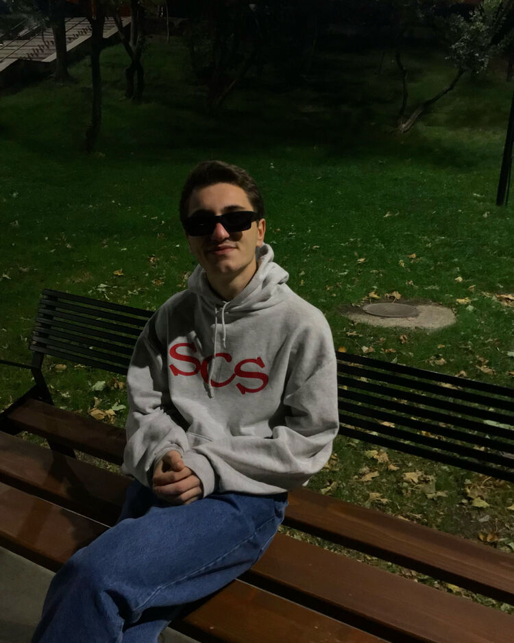  53195320  Tornike, 25 ,    