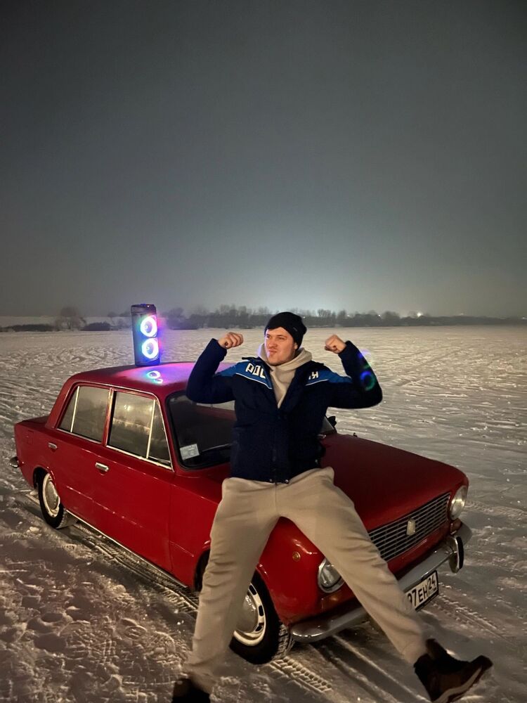  41359700  Ilya, 26 ,    