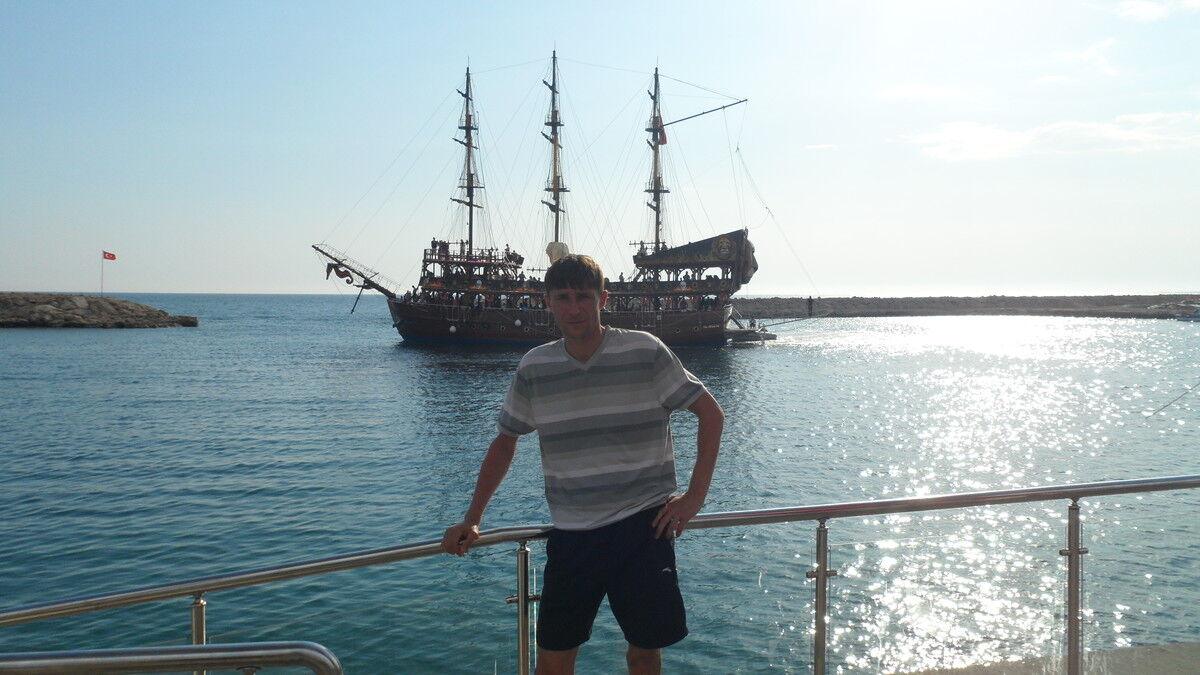  7456090  Sergei, 48 ,    