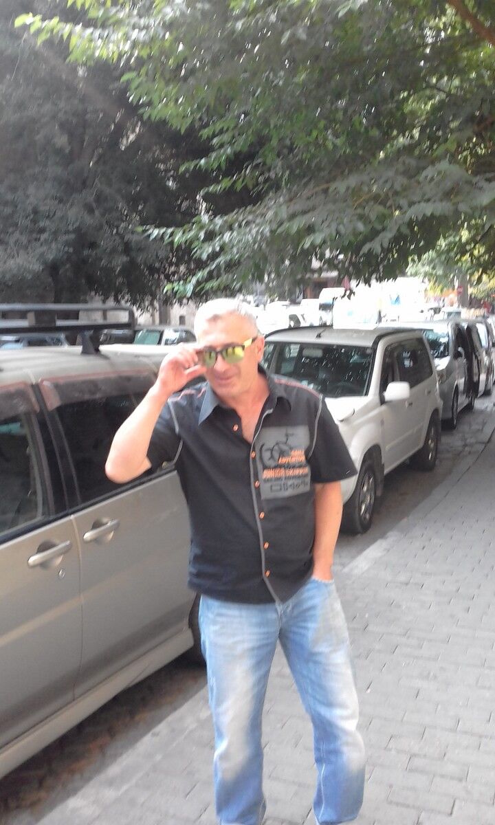  10143260  Irakli, 52 ,    