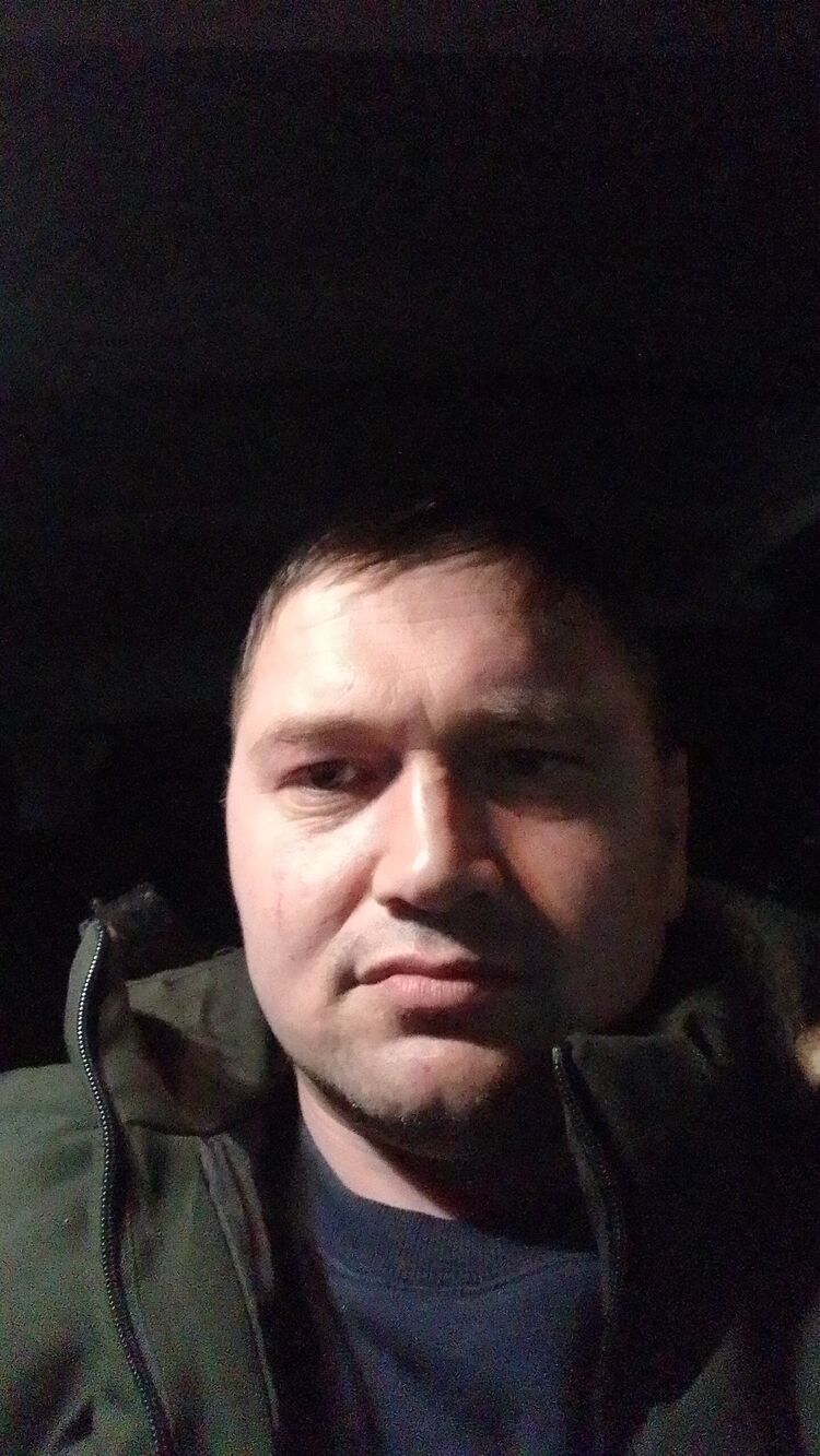  41737610  Petr, 35 ,     