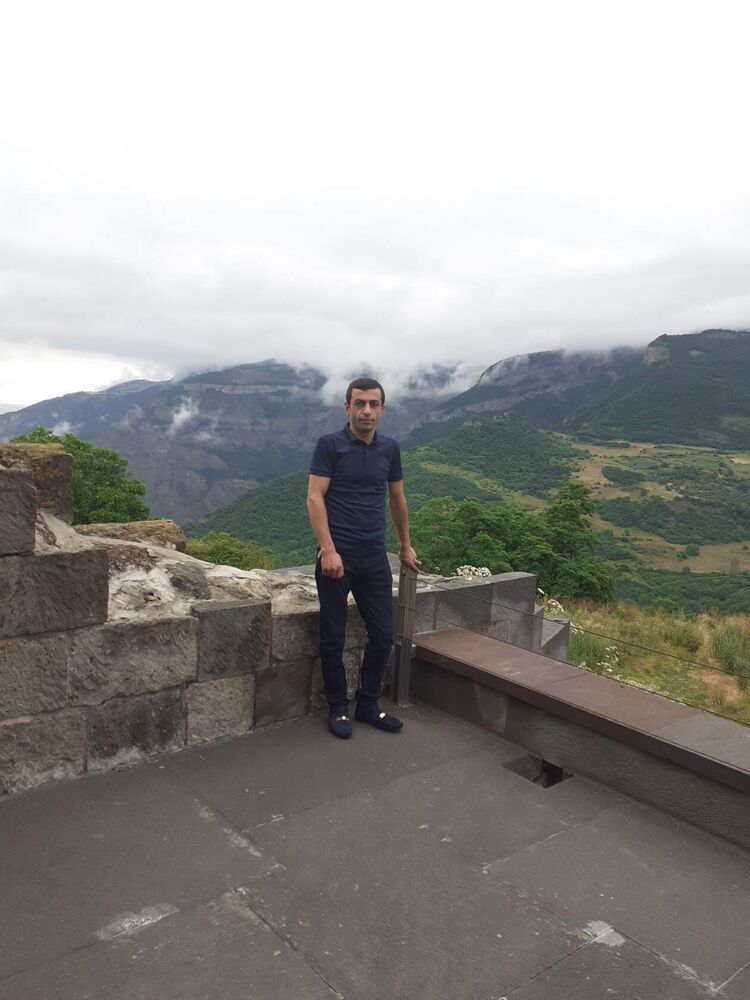  40329800  Artak, 42 ,    