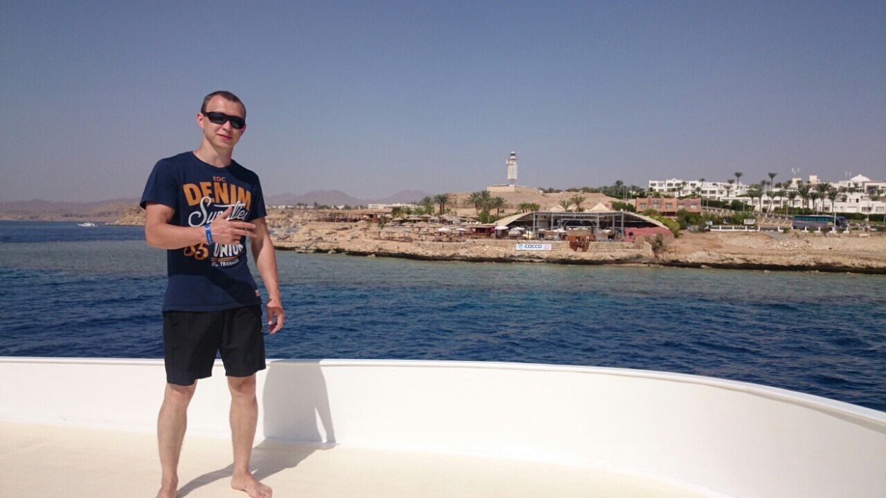  52584600  Albert, 37 ,    