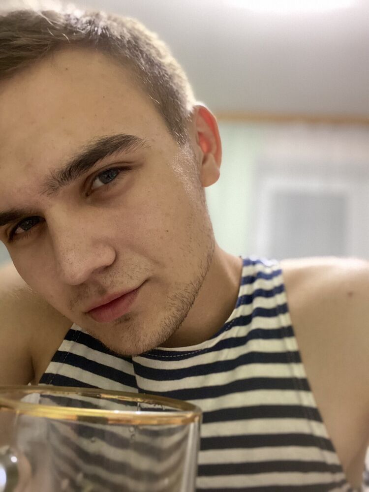  33210350  Anton, 23 ,    