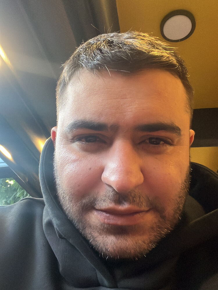  53355020  Ilhan, 37 ,    