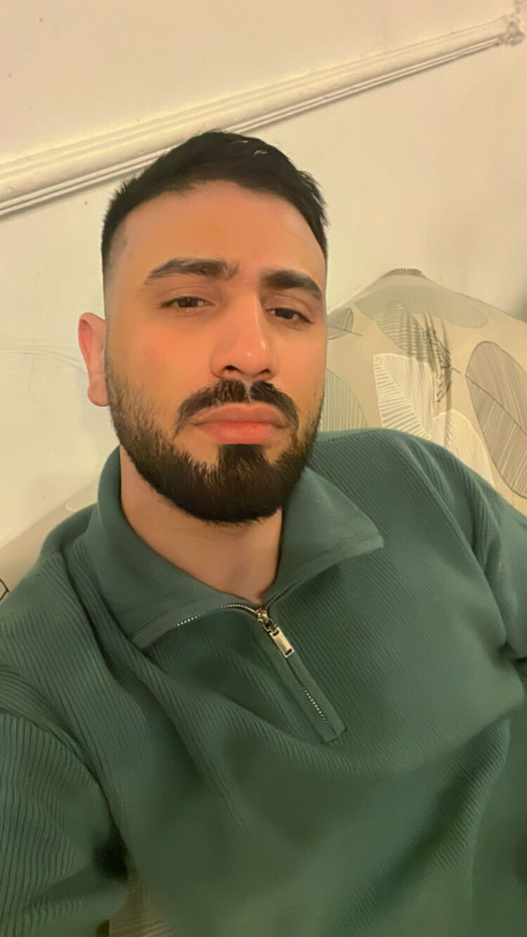  48624190  Hussein, 30 ,    