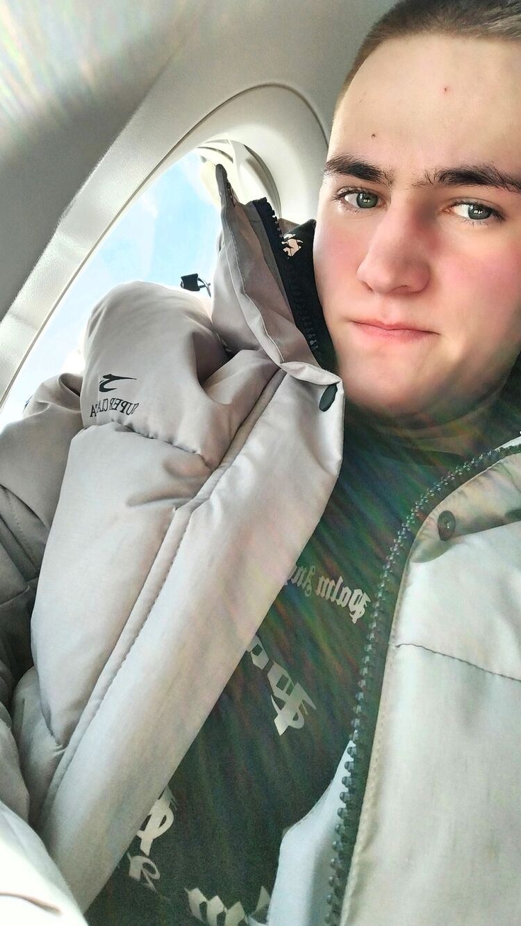  42000830  Viktor, 22 ,    
