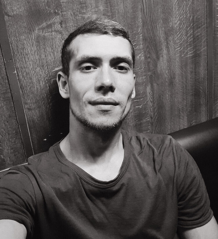  33987990  Maxim, 34 ,    